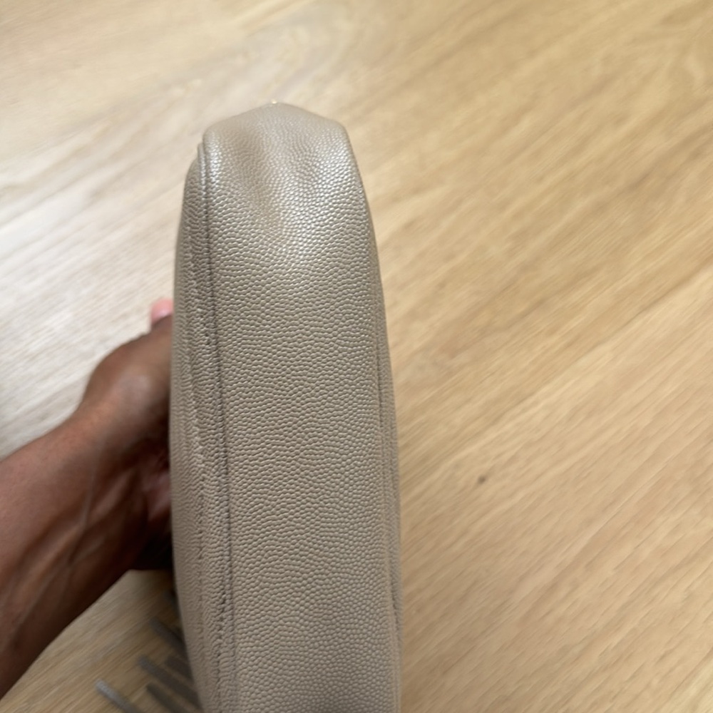 Saint Laurent mini Lou
Used a handful of time/scratches on front logo - Picture 5 of 8